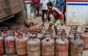 गैस की किल्लत, ₹900 वाला ₹1800 में मिल रहा:कॉमर्शियल सिलेंडर के ₹4 हजार वसूले जा रहे; इंडक्शन की डिमांड 50% बढ़ी